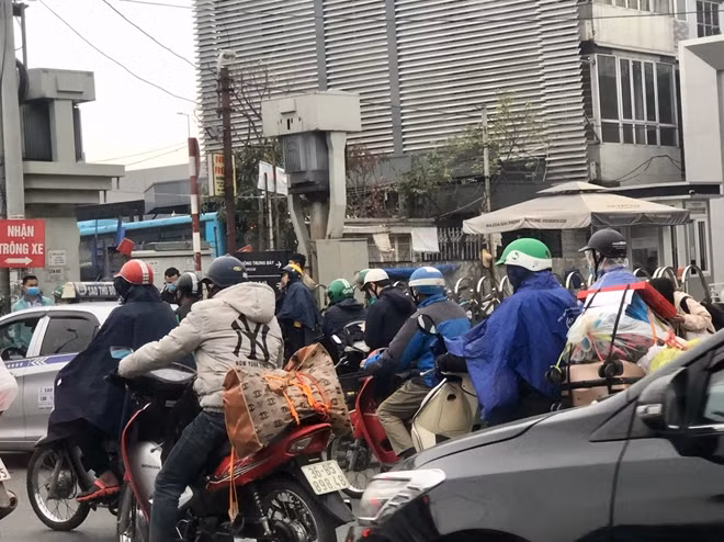 Người dân trở lại Hà Nội sau kỳ nghỉ Tết Nguyên đán.