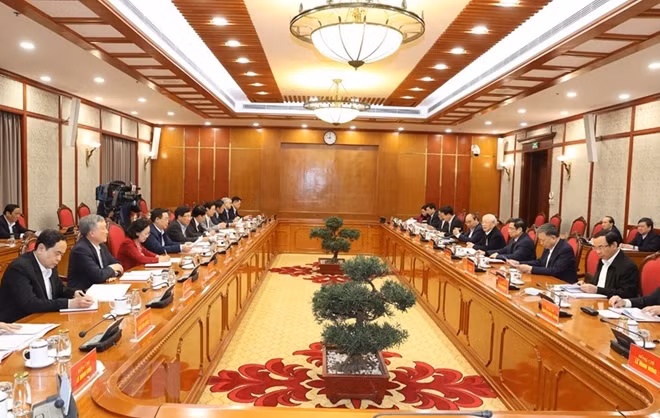 Quang cảnh phiên họp đầu tiên của Bộ Chính trị, Ban Bí thư khóa XIII. Ảnh: TTXVN