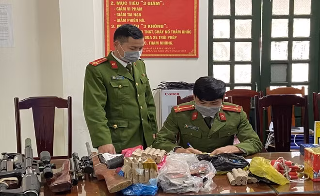 Công an huyện Cẩm Thủy vận động nhân dân giao nộp vũ khí, vật liệu nổ, công cụ hỗ trợ, pháo và đồ chơi nguy hiểm.