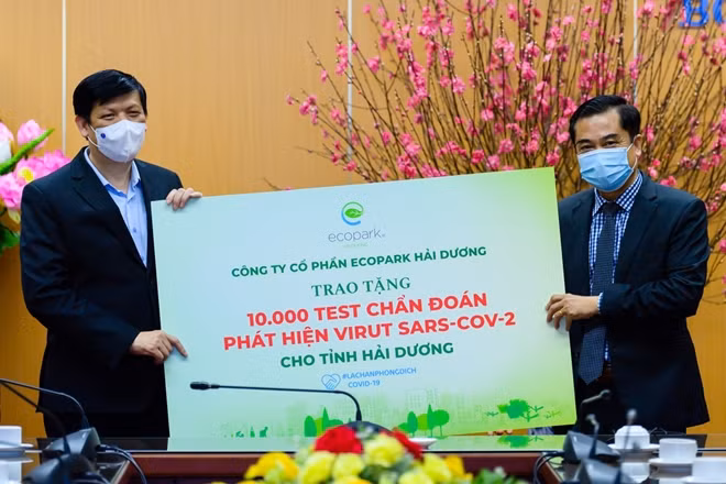 Ông Nguyễn Công Hồng - Tổng Giám đốc Công ty CP Ecopark Hải Dương trao 10.000 test chẩn đoán COVID-19 tới lãnh đạo Bộ Y tế.