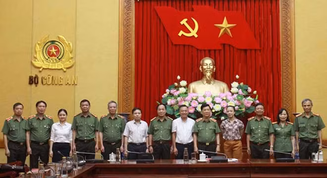 Thứ trưởng Nguyễn Văn Sơn và các đại biểu tại Hội nghị.
