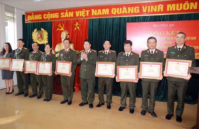 Thứ trưởng Bùi Văn Nam trao tặng Bằng khen của Bộ Công an cho cá nhân có thành tích xuất sắc.