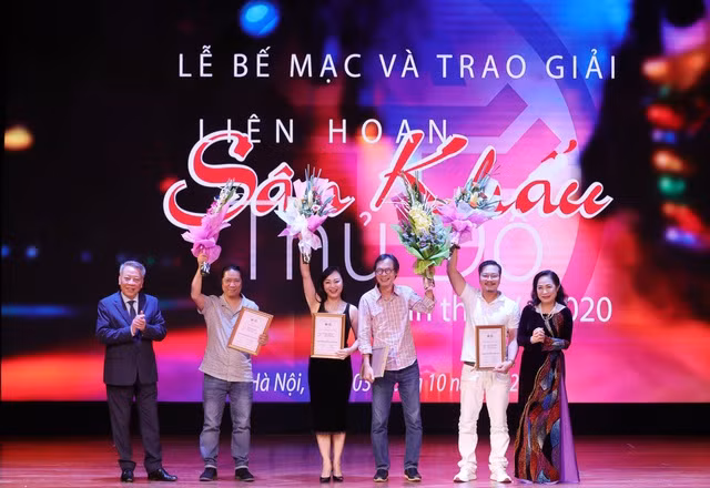 Tại Liên hoan Sân khấu Thủ đô lần thứ IV-2020, giải "Đạo diễn xuất sắc" được trao cho NSƯT Trần Lực và NSƯT Tạ Tuấn Minh.