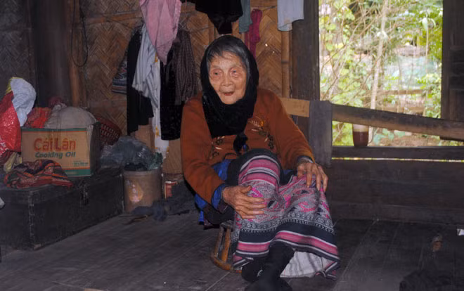 Bà Lữ Thị Quyết vẫn minh mẫn dù đã ở tuổi ngoài bách niên.