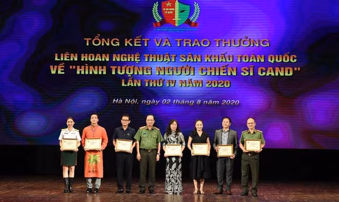 Thứ trưởng Nguyễn Văn Thành trao huy chương cho 7 vở diễn đoạt giải Vàng.