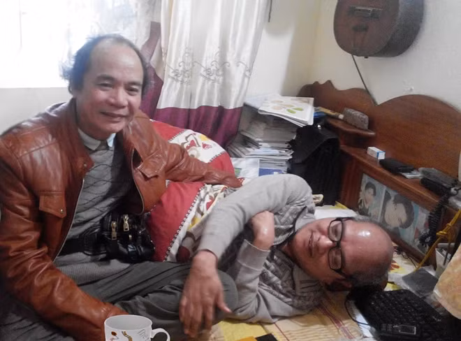 Cố nhà thơ Nguyễn Trọng Tạo trong một lần đến thăm nhà thơ tật nguyền Đỗ Trọng Khơi.
