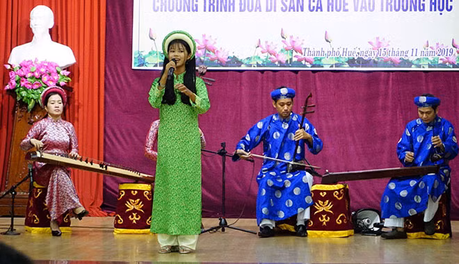 Học sinh Trường THCS Trần Cao Vân, TP Huế biểu diễn các làn điệu ca Huế.
