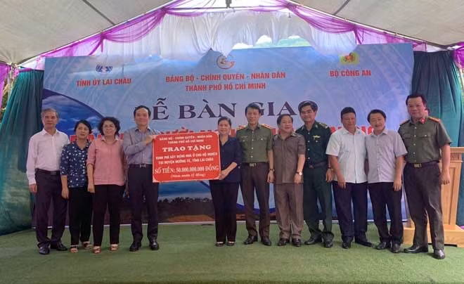 Bí thư Tỉnh ủy Lai Châu Giàng Páo Mỷ, Phó Bí thư Thường trực Thành ủy TP HCM Trần Lưu Quang, Thứ trưởng Bộ Công an Lương Tam Quang, và các đại biểu tại buổi Lễ. Bí thư Tỉnh ủy Lai Châu Giàng Páo Mỷ, Phó Bí thư Thường trực Thành ủy TP HCM Trần Lưu Quang, Thứ trưởng Bộ Công an Lương Tam Quang, và các đại biểu tại buổi Lễ.