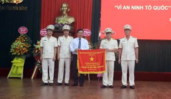 Thừa ủy quyền, đồng chí Trần Xuân Hải, Phó Chủ tịch Thường trực UBND tỉnh trao cờ thi đua của Thủ tướng Chính phủ cho tập thể Văn phòng Cơ quan CSĐT Công an tỉnh.