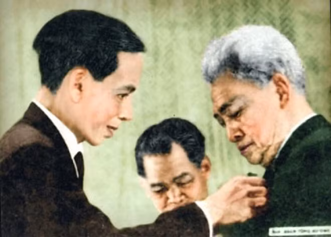 NSND Năm Châu (phải) nhận Huy chương Vàng năm 1966.