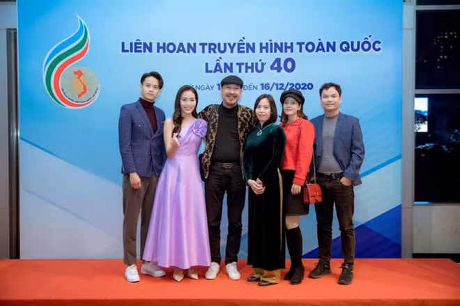 Trung tá Đoàn Thị Phương Nhung (thứ 2 từ phải qua) cùng ekip bộ phim ca nhạc “Nắng lên bên mẹ”.