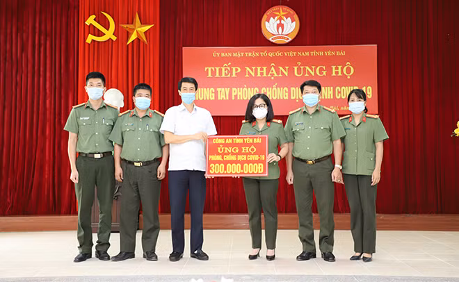 Đại tá Lê Thị Thanh Hằng trao 300 triệu đồng cho Ủy ban MTTQVN tỉnh Yên Bái.
