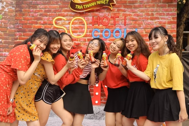 Cùng đám bạn lập hội quẩy tưng ngày hè với Trà Thanh Nhiệt Dr Thanh.