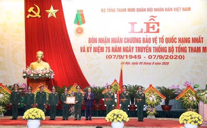 Thủ tướng trao Huân chương Bảo vệ Tổ quốc hạng Nhất của Chủ tịch nước tặng Bộ Tổng tham mưu QĐND Việt Nam. Thủ tướng trao Huân chương Bảo vệ Tổ quốc hạng Nhất của Chủ tịch nước tặng Bộ Tổng tham mưu QĐND Việt Nam.