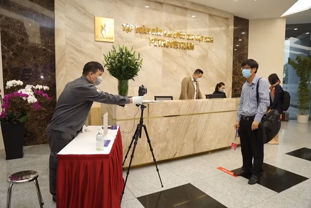 Kiểm tra thân nhiệt người ra vào trụ sở Tập đoàn.