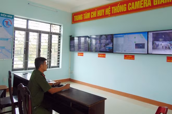 Cán bộ Công an thị xã Điện Bàn theo dõi tình hình ANTT qua hệ thống camera giám sát.