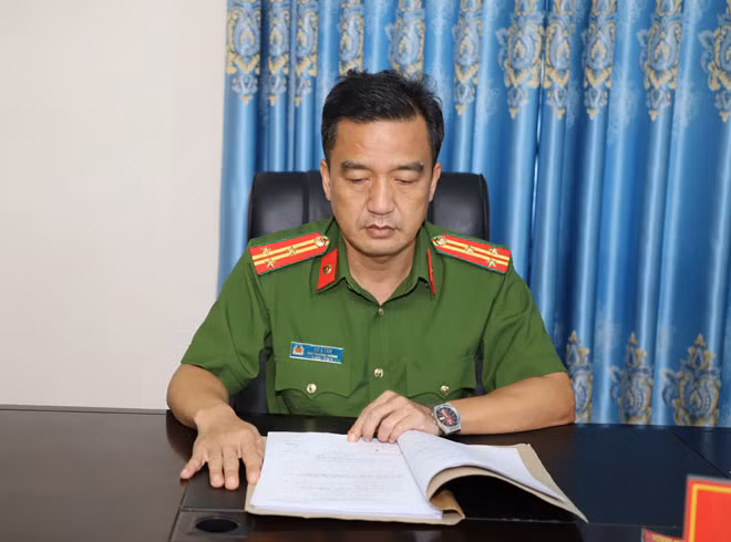Thượg tá Cứ A Tám.