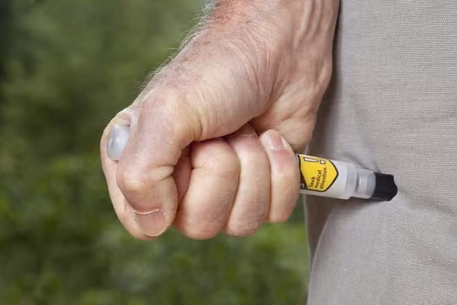 Nhiều bệnh nhân đang bị đặt vào vòng nguy hiểm vì mức giá trên trời của EpiPen..