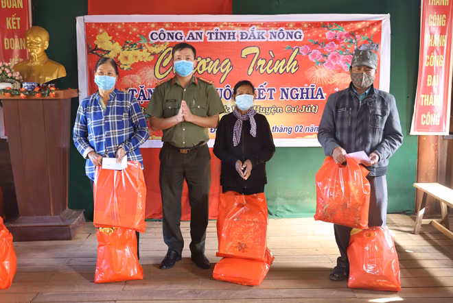 Lãnh đạo các đơn vị trao tặng quà Tết cho người có uy tín, các hộ gia đình chính sách và gia đình có hoàn cảnh khó khăn ở Buôn Trum.