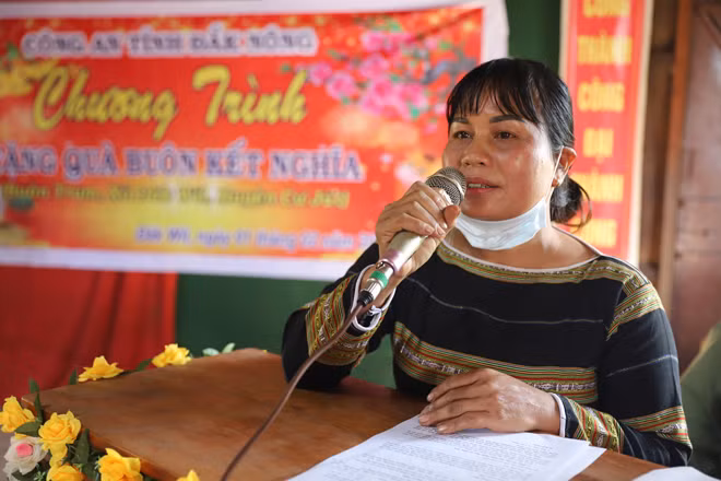 Bà H’Đria Kbuôr, già làng Buôn Trum, xã Đắk Wil, huyện Cư Jút phát biểu.