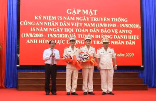 Tuyên dương phòng An ninh đối nội- đơn vị vừa được Nhà nước phong tặng danh hiệu Anh hùng lực lượng vũ trang nhân dân thời kỳ đổi mới.