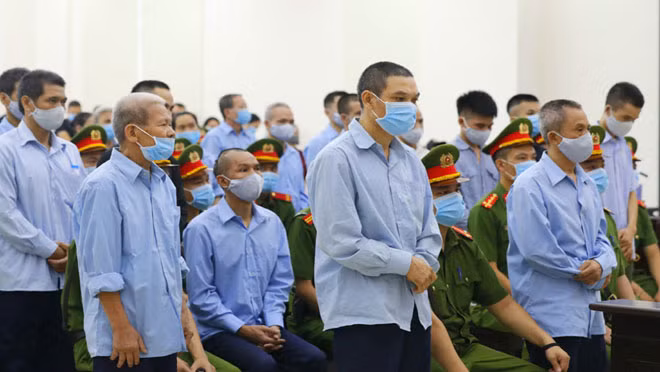 Các bị cáo tại phiên xử.