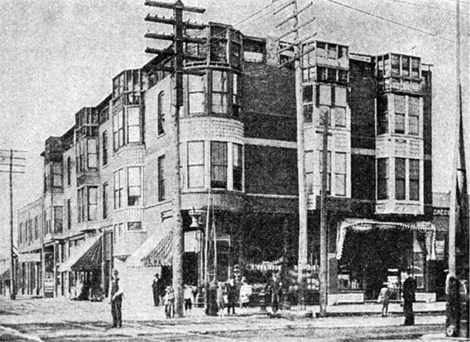 “Lâu đài chết chóc” phố 63, Chicago, Mỹ, do chính tay Holmes thiết kế, được xây dựng hết sức công phu và mất rất nhiều thời gian. “Lâu đài chết chóc” phố 63, Chicago, Mỹ, do chính tay Holmes thiết kế, được xây dựng hết sức công phu và mất rất nhiều thời gian.
