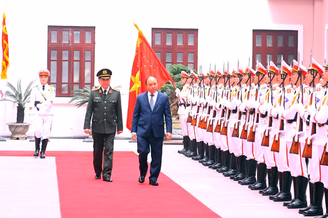 Thủ tướng Chính phủ Nguyễn Xuân Phúc duyệt đội danh dự.