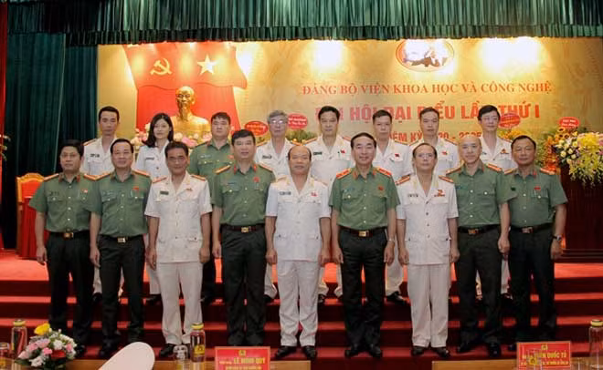 Thứ trưởng Trần Quốc Tỏ và các đại biểu tại Đại hội Đảng bộ Viện KH&CN