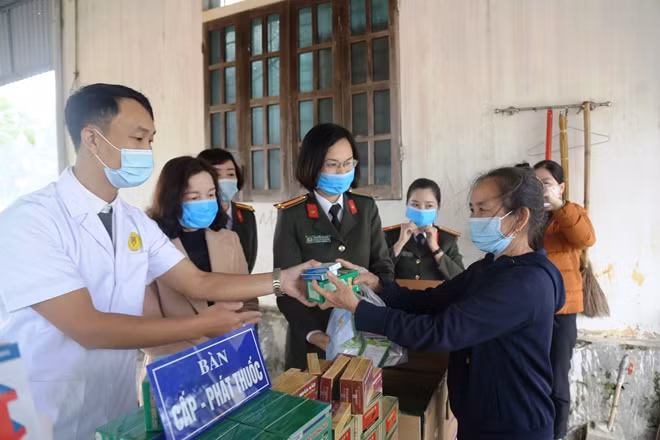 Khám bệnh, cấp phát thuốc miễn phí cho bà con nhân dân xã Cẩm Bình