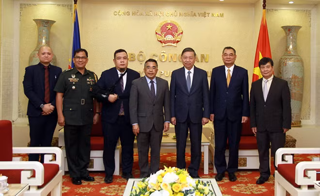Bộ trưởng Tô Lâm, Đại sứ Meynardo Los Banos Montealegre và các đại biểu tại buổi tiếp.