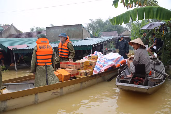 Trao tận tay các loại nhu yếu phẩm cho người dân.