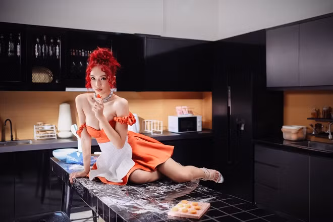 Emily khiến khán giả “bỏng mắt” trong MV “Hâm nóng”. Emily khiến khán giả “bỏng mắt” trong MV “Hâm nóng”.