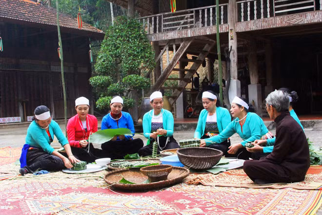 Gói bánh Tét ngày Tết - Ảnh Bùi Thanh Bình.