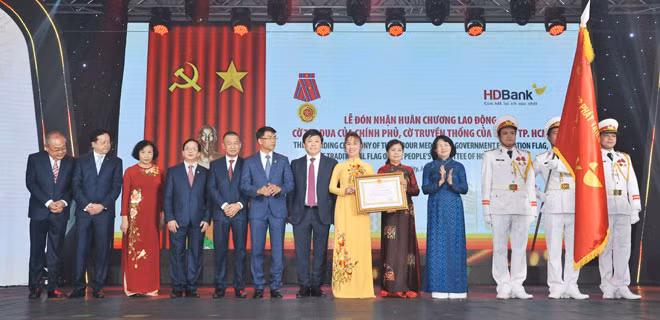 Đồng chí Đặng Thị Ngọc Thịnh - Phó Chủ tịch nước trao Huân chương Lao động cho Ban lãnh đạo HDBank.