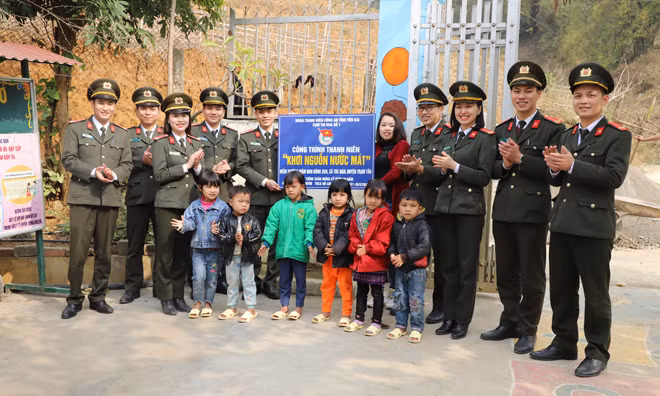 Đoàn thanh niên Công an tỉnh Yên Bái trao tặng công trình thanh niên “Khơi nguồn nước mát” cho thầy cô và các em học sinh điểm trường mầm non Bông Sen.