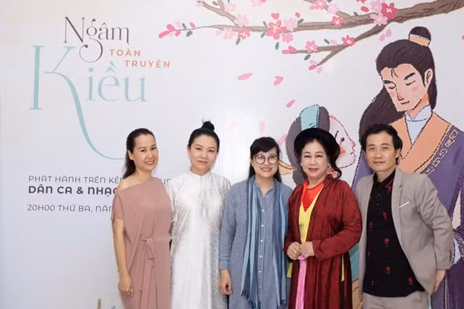 NSND Thanh Hoài (thứ 2 từ phải ) chụp ảnh lưu niệm với các nghệ sĩ trong dự án “Ngâm Kiều toàn truyện”.