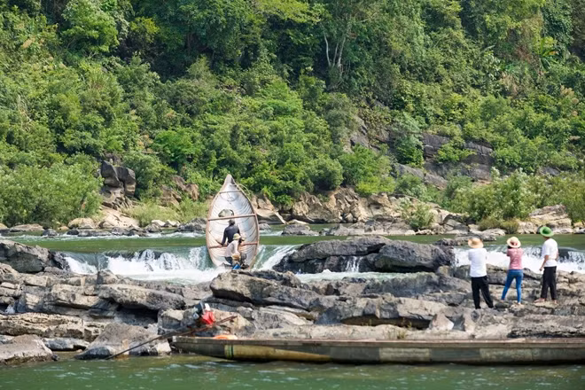 Thuyền ngược thác Tam Lu.