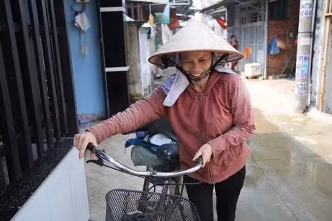Bà Nguyễn Thị Khải hằng ngày vẫn đi thu nhặt ve chai trên chiếc xe đạp này.