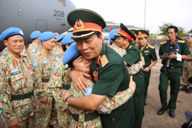 Tạm biệt nhé, mong các đồng chí lên đường bình an.