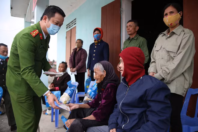 Trưởng Công an TP Vinh trao 11 suất quà Tết cho các hộ nghèo tại xã Nghi Trung, Nghi Lộc