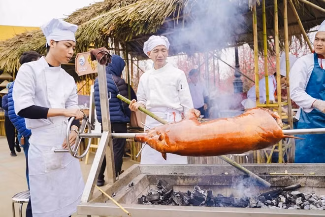 Gian hàng ẩm thực Tây Bắc hấp dẫn thực khách bởi những món ăn đặc sản dân dã đậm vị.