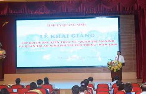 Đồng chí Nguyễn Xuân Ký, Bí thư Tỉnh ủy, Chủ tịch HĐND tỉnh Quảng Ninh phát biểu chỉ đạo Khóa học.
