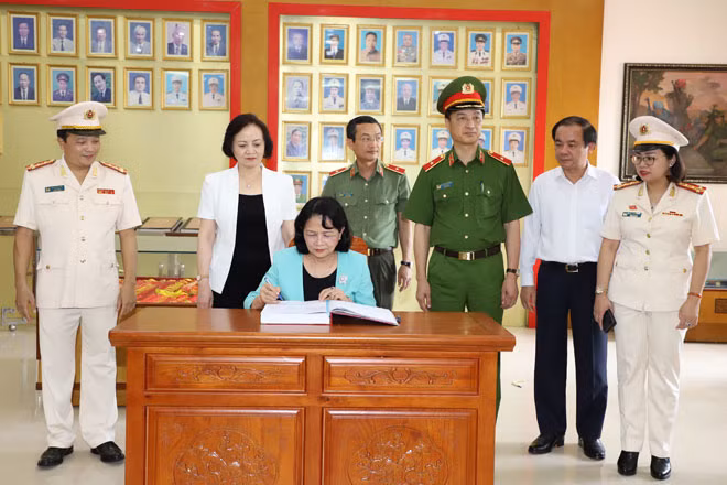 Phó Chủ tịch nước Đặng Thị Ngọc Thịnh viết sổ vàng tại Nhà truyền thống Công an tỉnh Yên Bái.