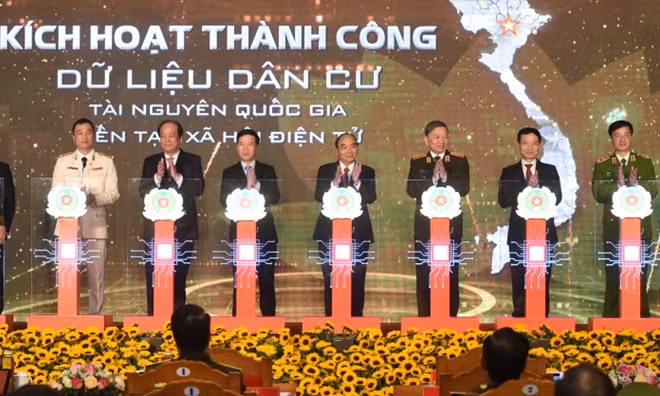 Thủ tướng Nguyễn Xuân Phúc cùng lãnh đạo Đảng, Nhà nước, đại diện Bộ Công an nhấn nút kích hoạt thành công dữ liệu dân cư.