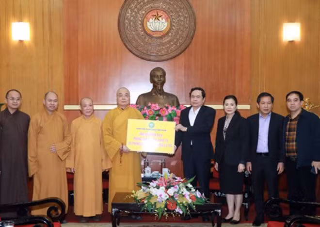 Đồng chí Trần Thanh Mẫn tiếp nhận ủng hộ từ Trung ương Giáo hội Phật giáo Việt Nam