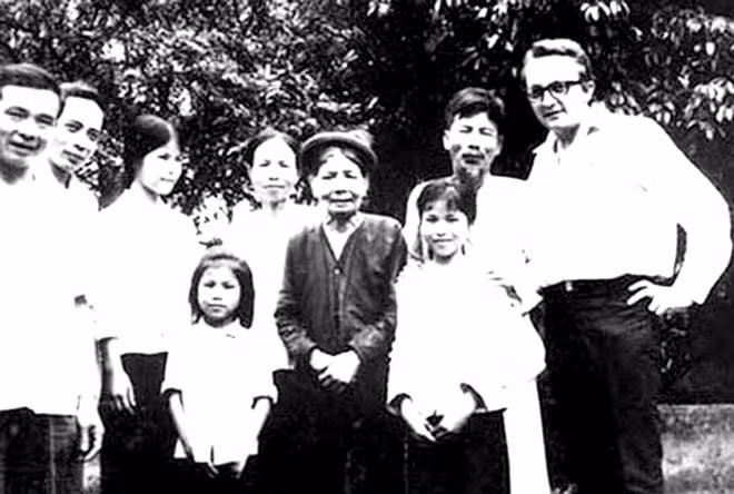 Nhà văn Nguyên Hồng (thứ hai từ phải sang) cùng gia đình tiếp bạn văn quốc tế tại nhà riêng ở ấp Cầu Đen năm 1971. Nhà văn Nguyên Hồng (thứ hai từ phải sang) cùng gia đình tiếp bạn văn quốc tế tại nhà riêng ở ấp Cầu Đen năm 1971.