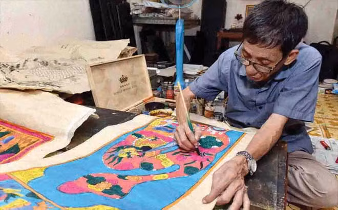 Nghệ nhân cuối cùng của dòng họ tranh Hàng Trống, ông Lê Đình Nghiên.