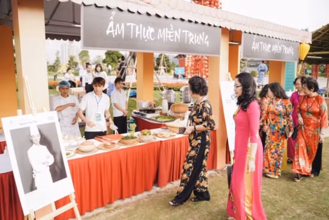 Gian hàng ẩm thực miền Trung chuẩn vị của nghệ nhân Nguyễn Hữu Thọ tại Vinhomes Smart City. Gian hàng ẩm thực miền Trung chuẩn vị của nghệ nhân Nguyễn Hữu Thọ tại Vinhomes Smart City.