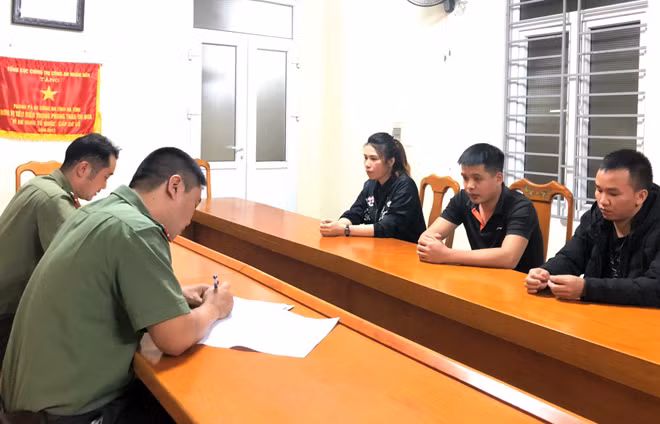 Lấy lời khai các đối tượng Phạm Thị Phương, Nguyễn Văn Tuấn và Lý Văn Chung.